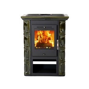 Thorma Borgholm Kaminofen in Olivgrün mit Keramikverkleidung und brennendem Holz im Feuerraum.