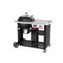 Schwarzer Weber Holzkohlegrill Performer Premium Smart 57 cm mit Seitentisch und Ablage.