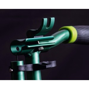 Detailaufnahme: Grüner Six Degrees Scooter Lenker mit Klappmechanismus und Höhenverstellung.