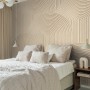Schlafzimmer mit sandbeiger ESTAhome Fototapete mit 3D Muster und Bögen.