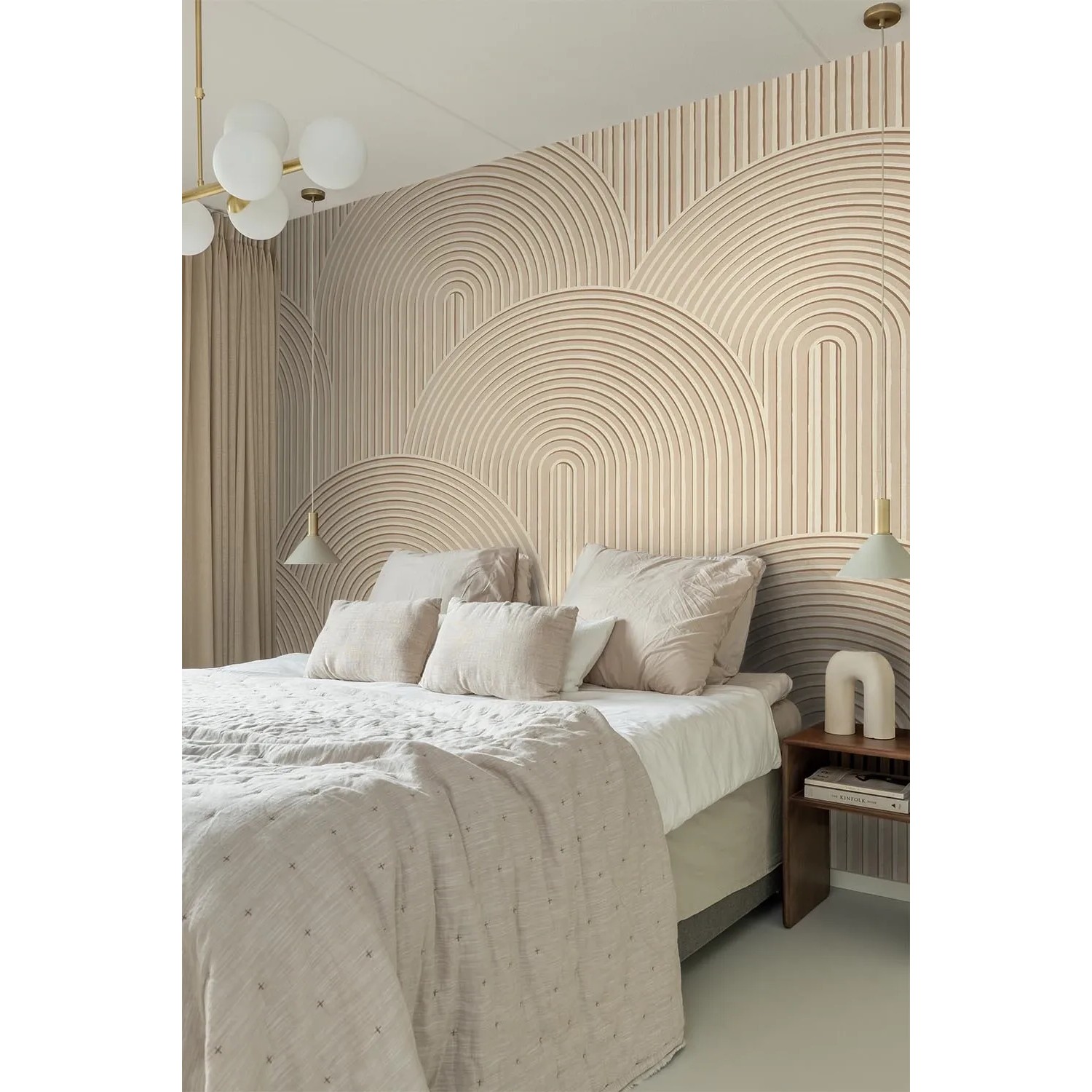 Schlafzimmer mit sandbeiger ESTAhome Fototapete mit 3D Muster und Bögen.