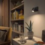 Schwarzer Philips Hue LED-Spot Runner an Wand über Tisch mit Deko-Elementen.