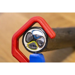 WEICON Kabelmesser 35-50: Abmantelwerkzeug mit rotem Griff und blauem Einsatz an einem Kabel.