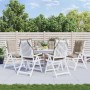 6 taupe Hochlehner-Auflagen aus Oxford-Gewebe auf weißen Gartenstühlen im Außenbereich. Ideal für Gartenmöbel.
