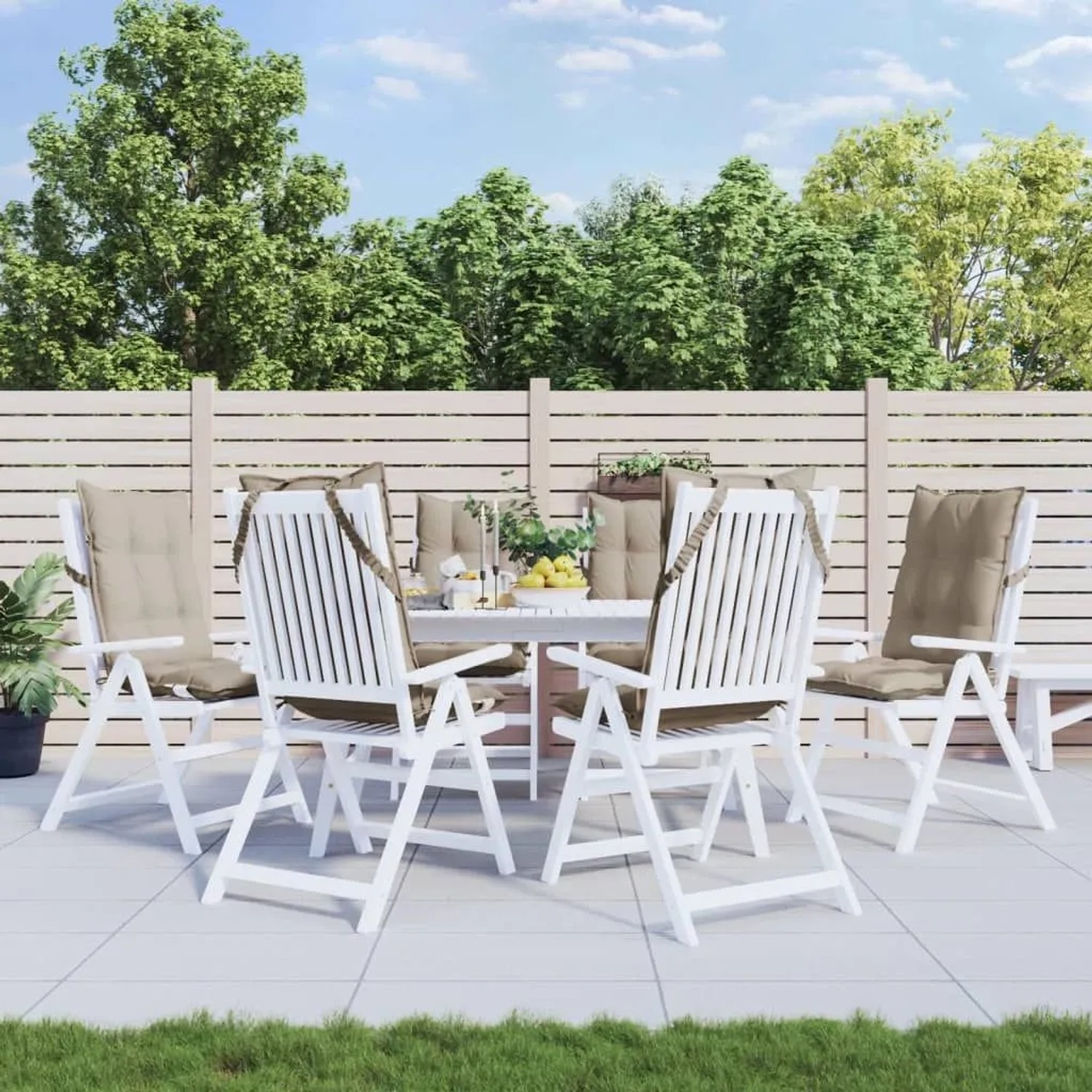 6 taupe Hochlehner-Auflagen aus Oxford-Gewebe auf weißen Gartenstühlen im Außenbereich. Ideal für Gartenmöbel.