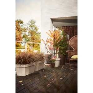 Elho Loft urban Blumenkasten, 69 cm, weiß, auf einer Terrasse mit Pflanzen.