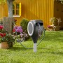 Gardena RollUp S 15 m Gartenschlauchbox mit Schlauch und Spritze im Garten.