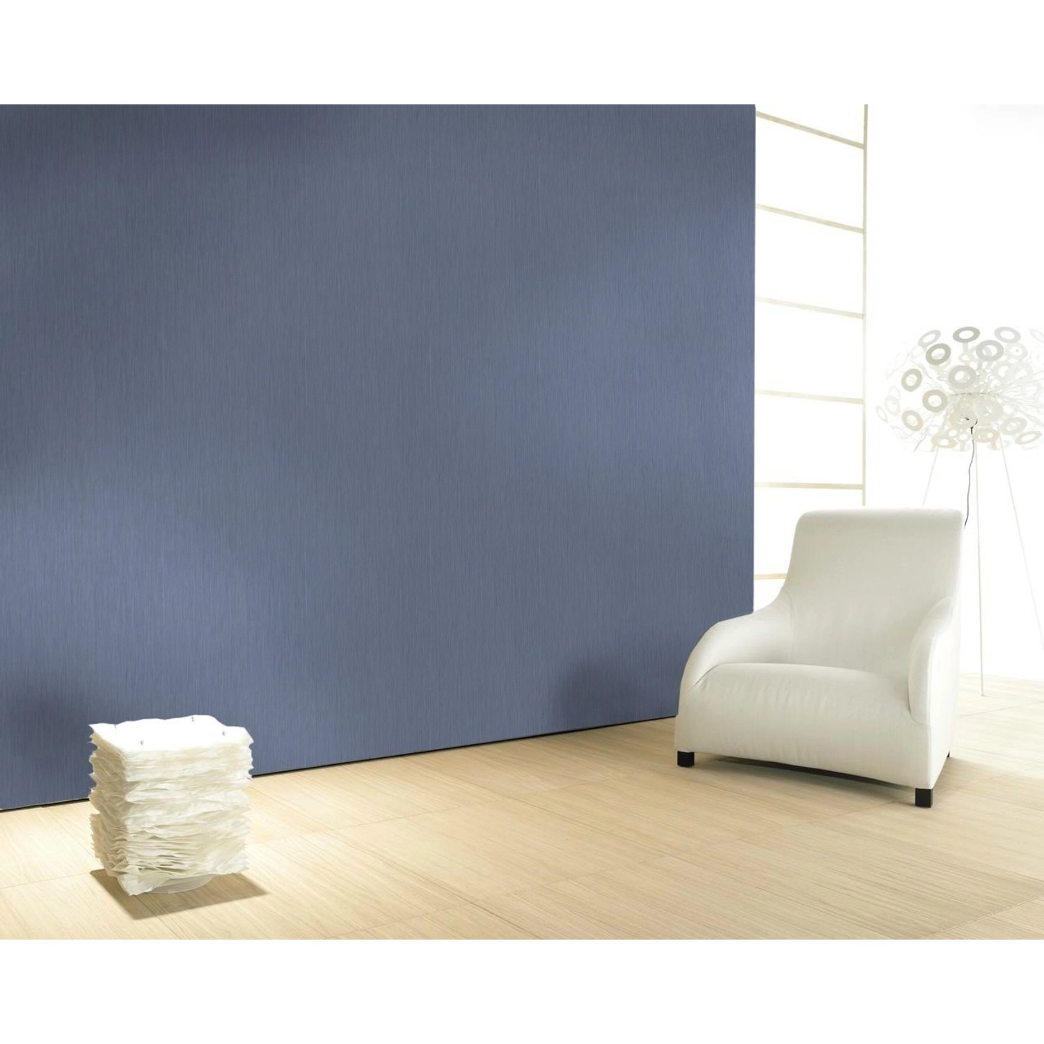 Vliestapete Farbenspiel Ozean in Blau im Raum mit Sessel und Lampe.