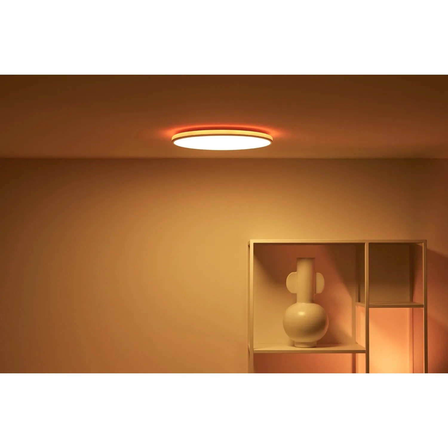 Weiße WiZ LED-Deckenleuchte Rune mit Farbwechsel und 2100 Lumen für smarte Beleuchtung.