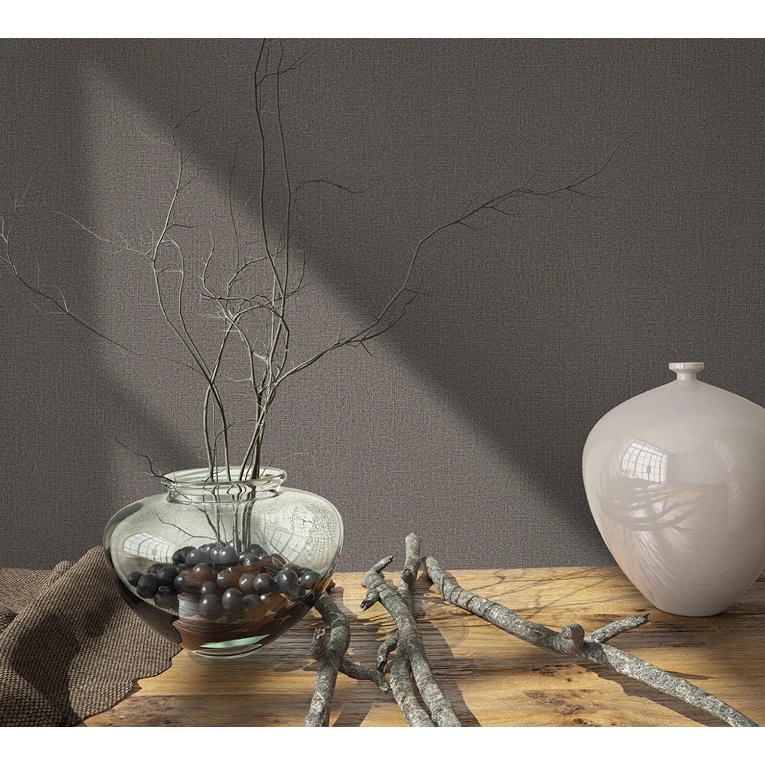 Moderne, braun-graue Struktur Vliestapete von Marburg, mit Deko-Elementen auf einem Holztisch.