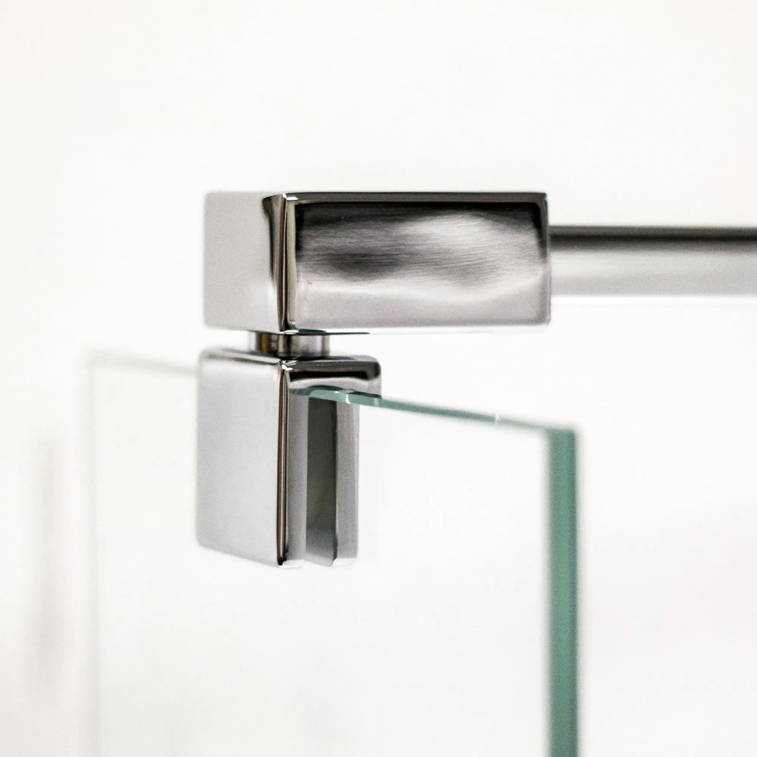 Detailaufnahme: Breuer Europa Design Seitenwand, Chrom-Halterung mit Klarglas Duschwand.