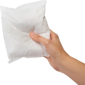 Hand hält Humydry Raumentfeuchter Nachfüllpack Neutral 450g.