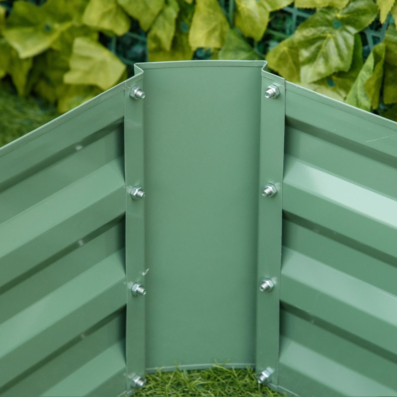 Detailansicht: Grünes Outsunny Hochbeet-Set aus Stahl, Ecke mit Schrauben befestigt.