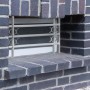 Graues, ausziehbares Stahl Fenstergitter als Einbruchschutz in einer Ziegelwand. Robust und verstellbar für Fenstersicherung.