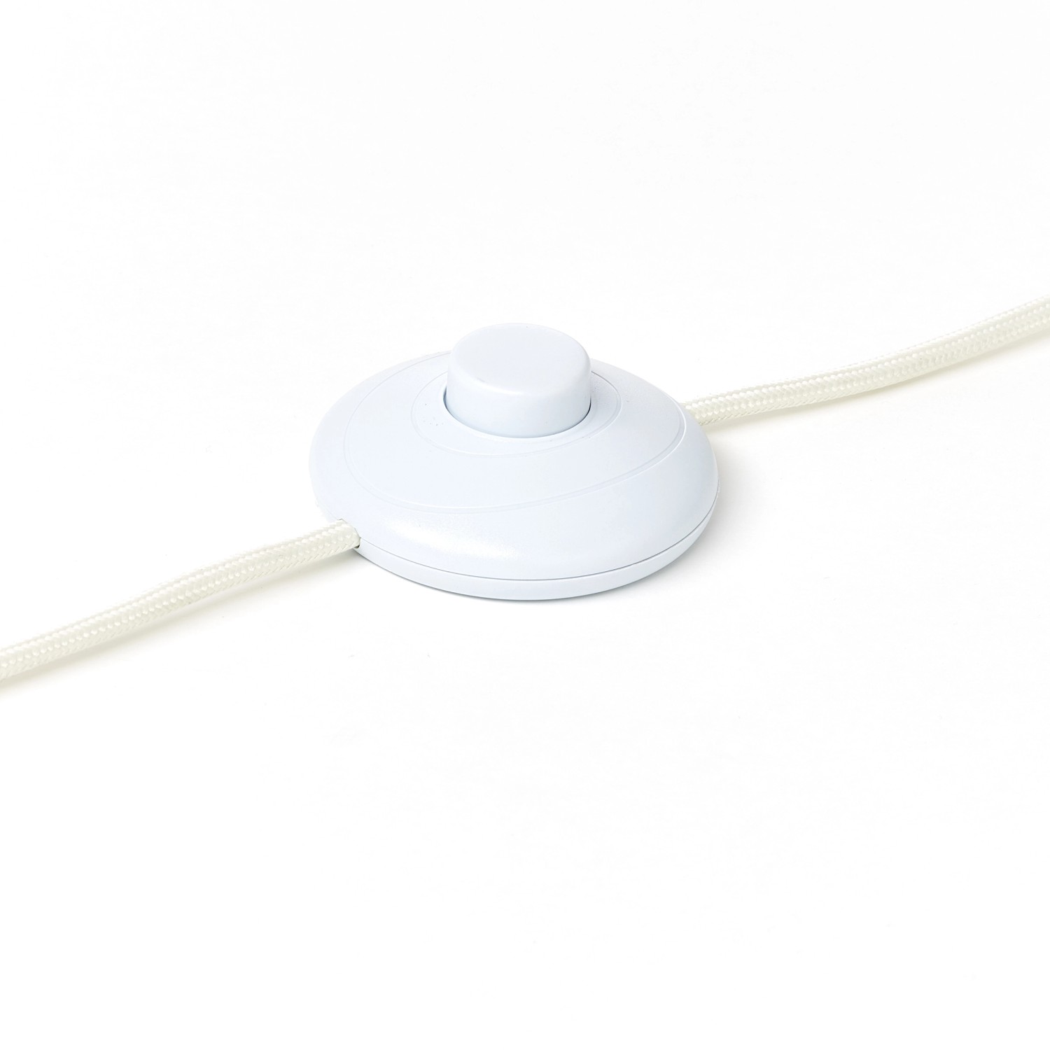 Detailaufnahme: Weißer Fußschalter der Brilliant Standleuchte Inna.