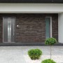 Anthrazitfarbene Sicherheits-Haustür ThermoSpace Prime Dublin RC2 mit Edelstahlapplikation und satiniertem Glas.