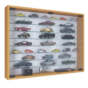 Wandhängende Glasvitrine MandosaXXL mit 2 Glastüren, Buche Dekor, gefüllt mit Modellautos.