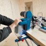 Bosch Professional GCM 12 GDL Kapp- und Gehrungssäge in Aktion beim Holzzuschnitt.