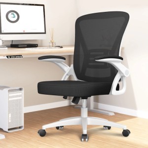 Ergonomischer Bürostuhl Rattantree mit schwarzer Mesh-Rückenlehne, weißem Gestell, klappbaren Armlehnen und Rollen.