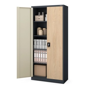 JAN NOWAK Büro-Aktenschrank aus Metall, Anthrazit/Eiche Sonoma. Eine Tür offen, zeigt Ordner und Ablagefächer. Abschließbar.