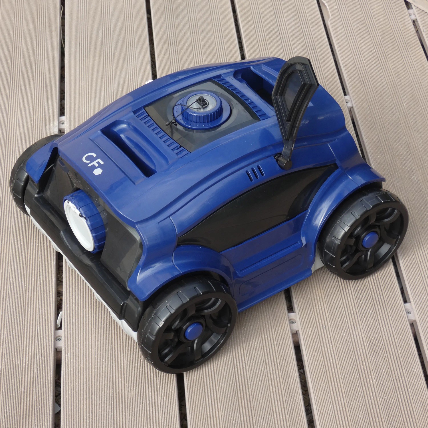 Blau-schwarzer CF Poolroboter CF100CL mit Akku für Pools bis 100 m².