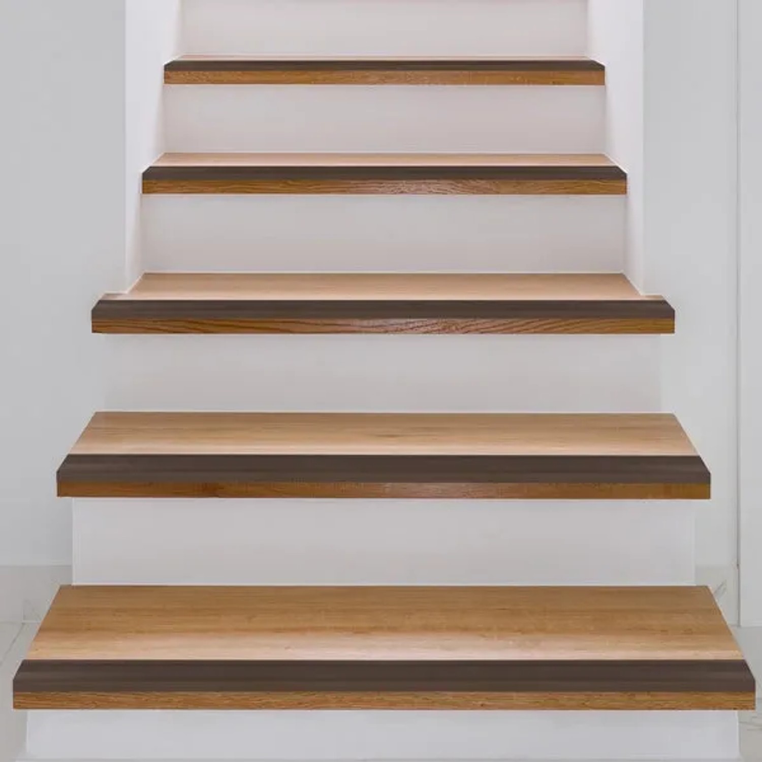 Treppe mit selbstklebenden KARAT Stufenkantenprofilen Glory in Bronze Dunkel, L-Form.