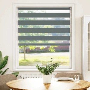 Dunkelgraues Doppelrollo 110x150 cm am Fenster, abwechselnd transparente und blickdichte Streifen.