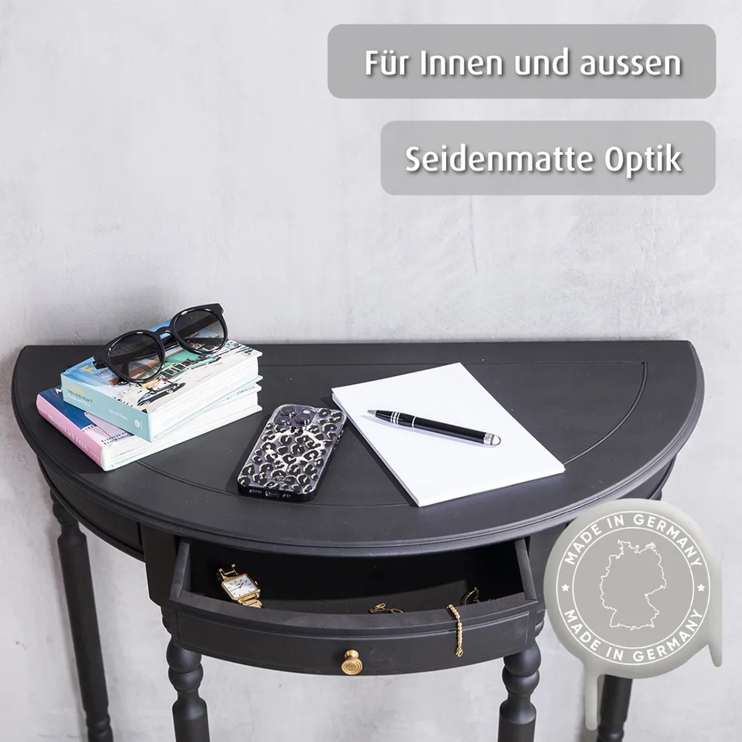 belton Klarlack Spray seidenmatt aufgetragen auf einem Tisch mit Gegenständen dekoriert.