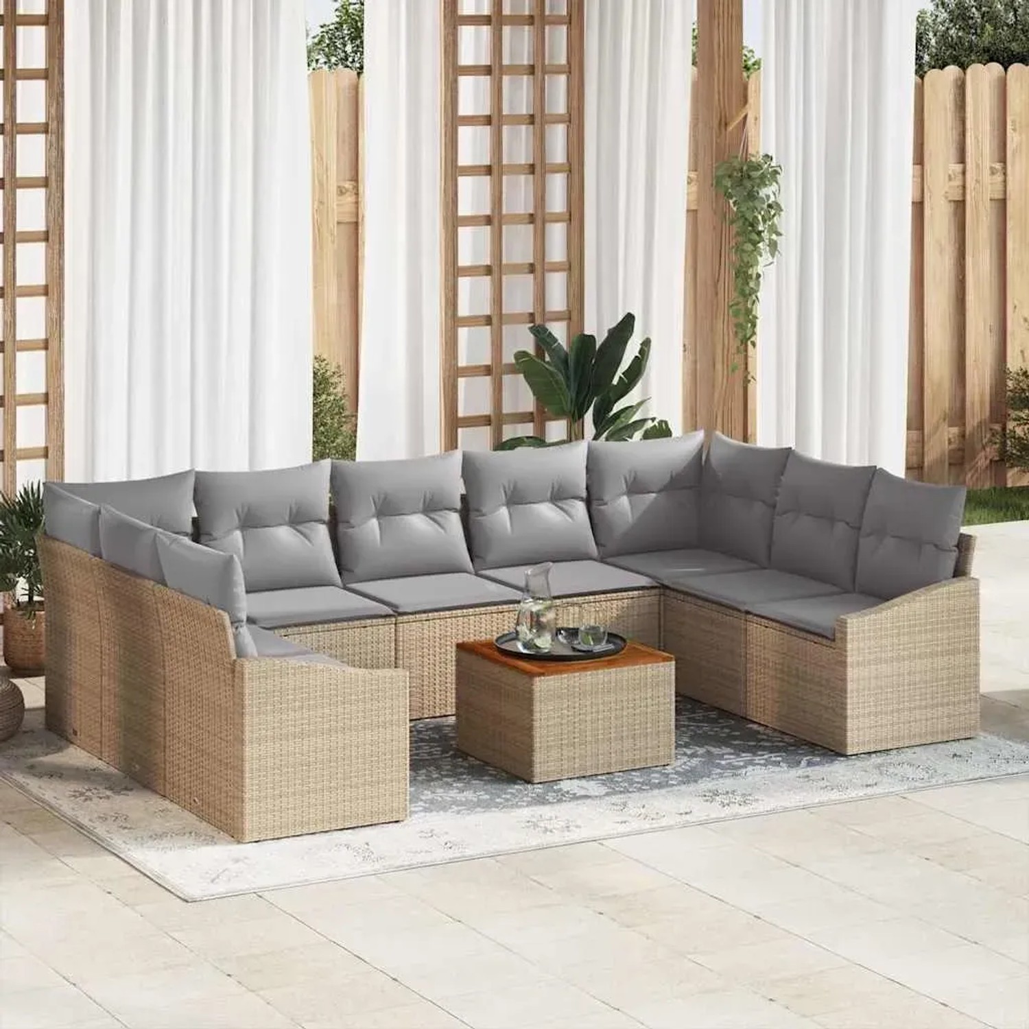 Beiges 10-teiliges Garten-Lounge-Set aus Poly Rattan mit Tisch und grauen Kissen.