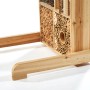 Insektenhotel aus hellem Holz mit stabiler Basis, gefüllt mit Bambusröhren und Holzspänen für Insekten.