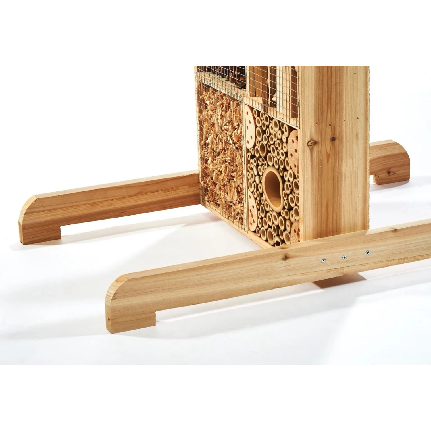 Insektenhotel aus hellem Holz mit stabiler Basis, gefüllt mit Bambusröhren und Holzspänen für Insekten.