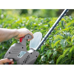 CMI Elektro-Heckenschere C-EHS-450/46 in Aktion beim Heckenschnitt.