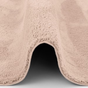 Detailansicht: Runder, altrosa Fellteppich „Pergamon Luxus Super Soft“ (120 cm) mit weichem Flor.