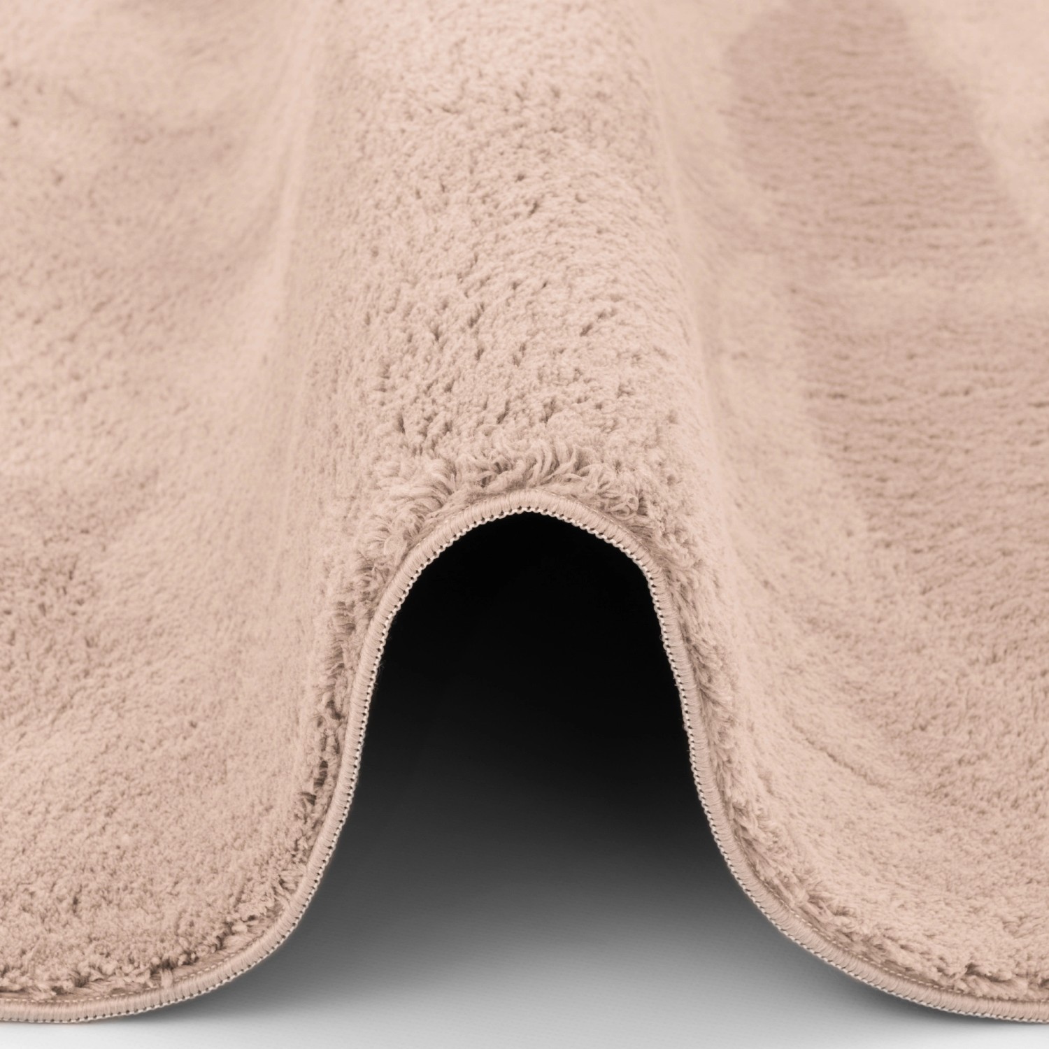 Detailansicht: Runder, altrosa Fellteppich „Pergamon Luxus Super Soft“ (120 cm) mit weichem Flor.