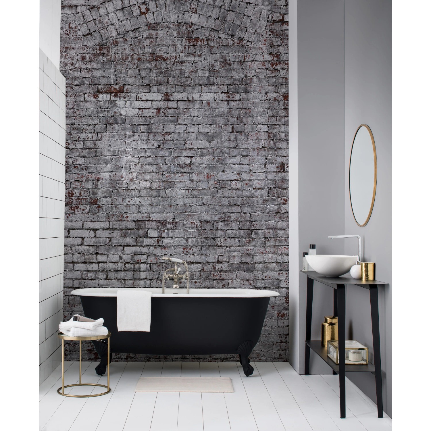 Graue Stein-Fototapete "Factory IV" von Rasch im Badezimmer mit Badewanne und Waschbecken.