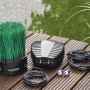 Oase OxyTex Set 1000 Teichbelüfter mit Filtermedium und Zubehör auf Holzsteg am Teich.