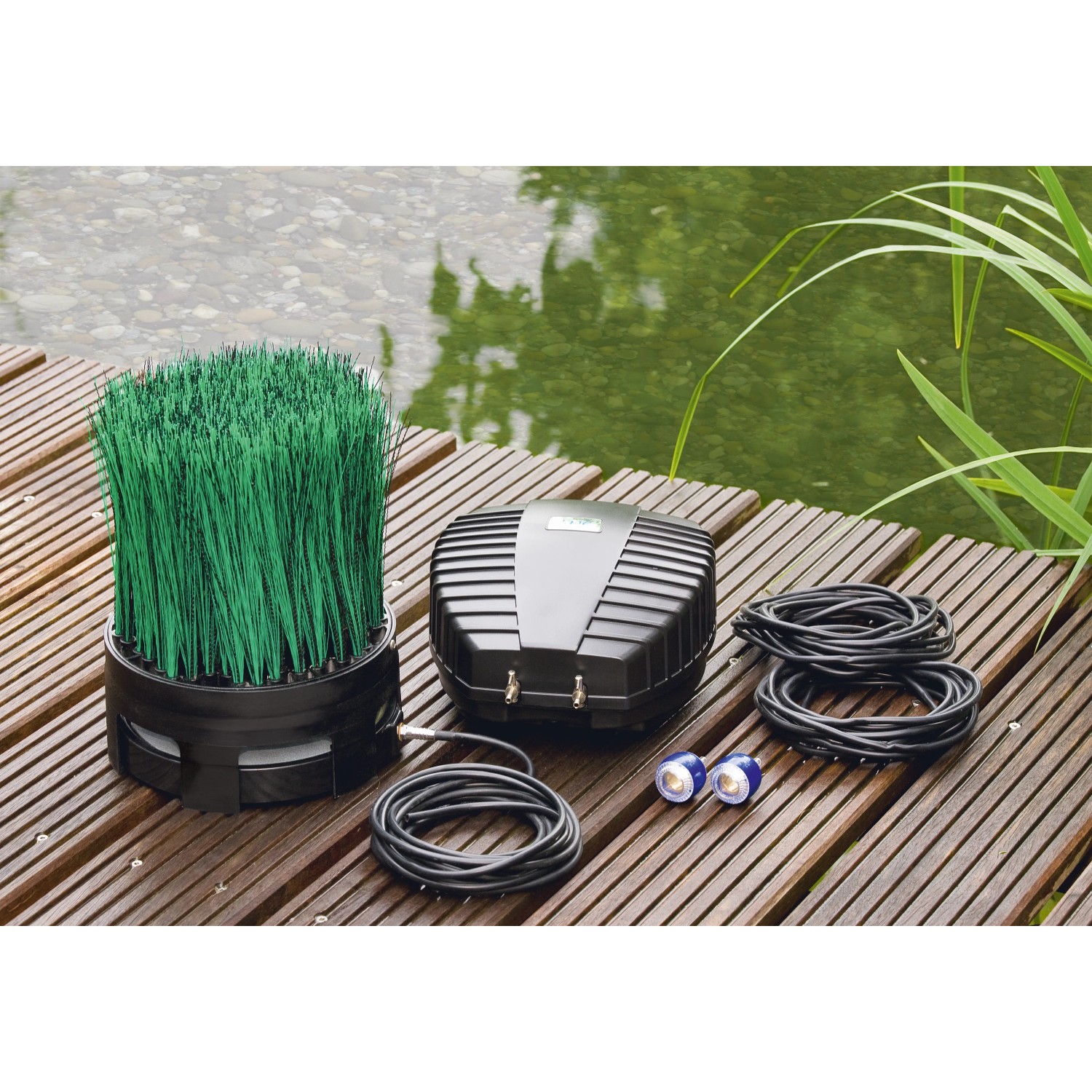 Oase OxyTex Set 1000 Teichbelüfter mit Filtermedium und Zubehör auf Holzsteg am Teich.