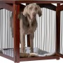 Großer, brauner Hundekäfig von Dobar im Möbeldesign mit Hund darin.