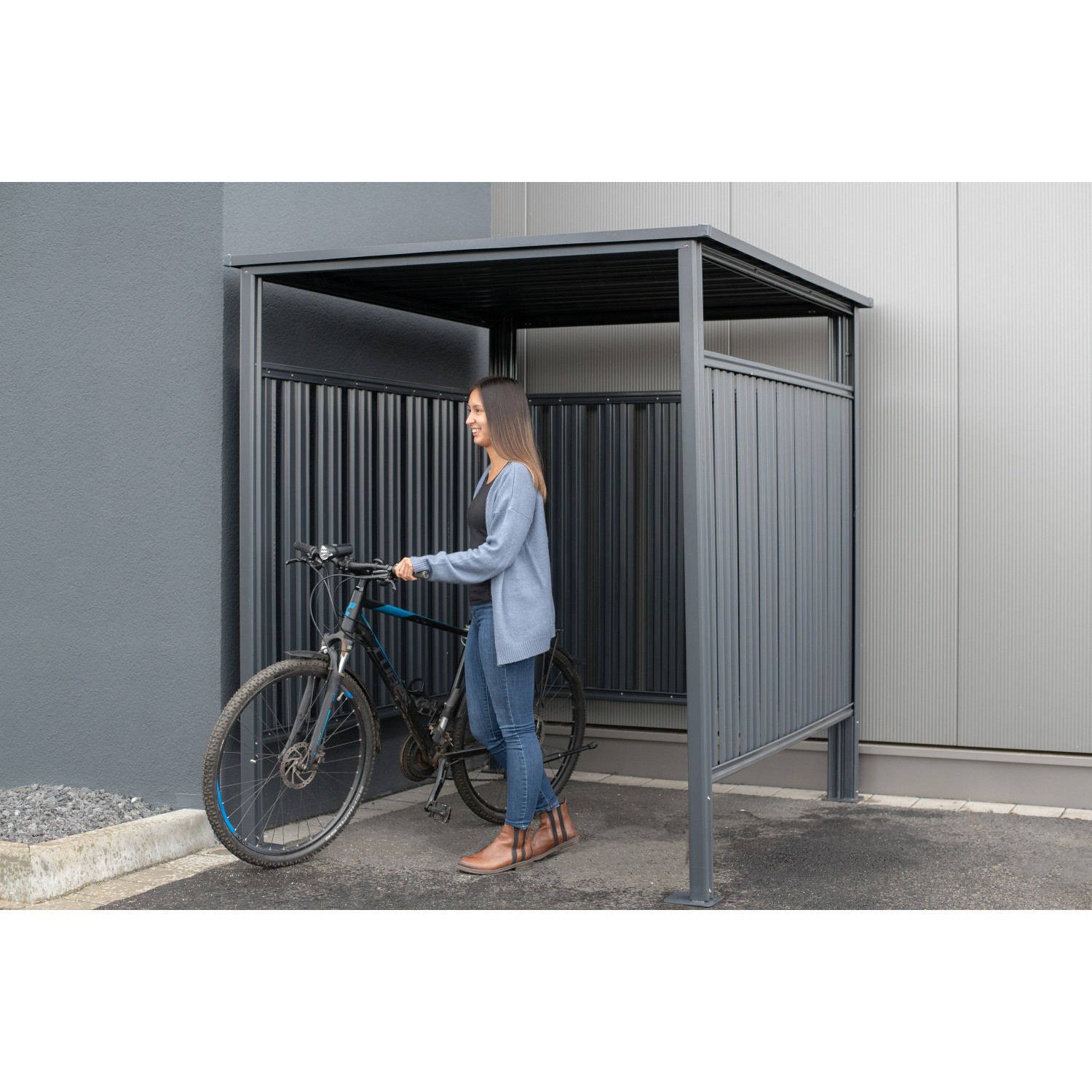 Anthrazitfarbener Westmann Fahrradunterstand (180x200cm) mit Fahrrad und Person.