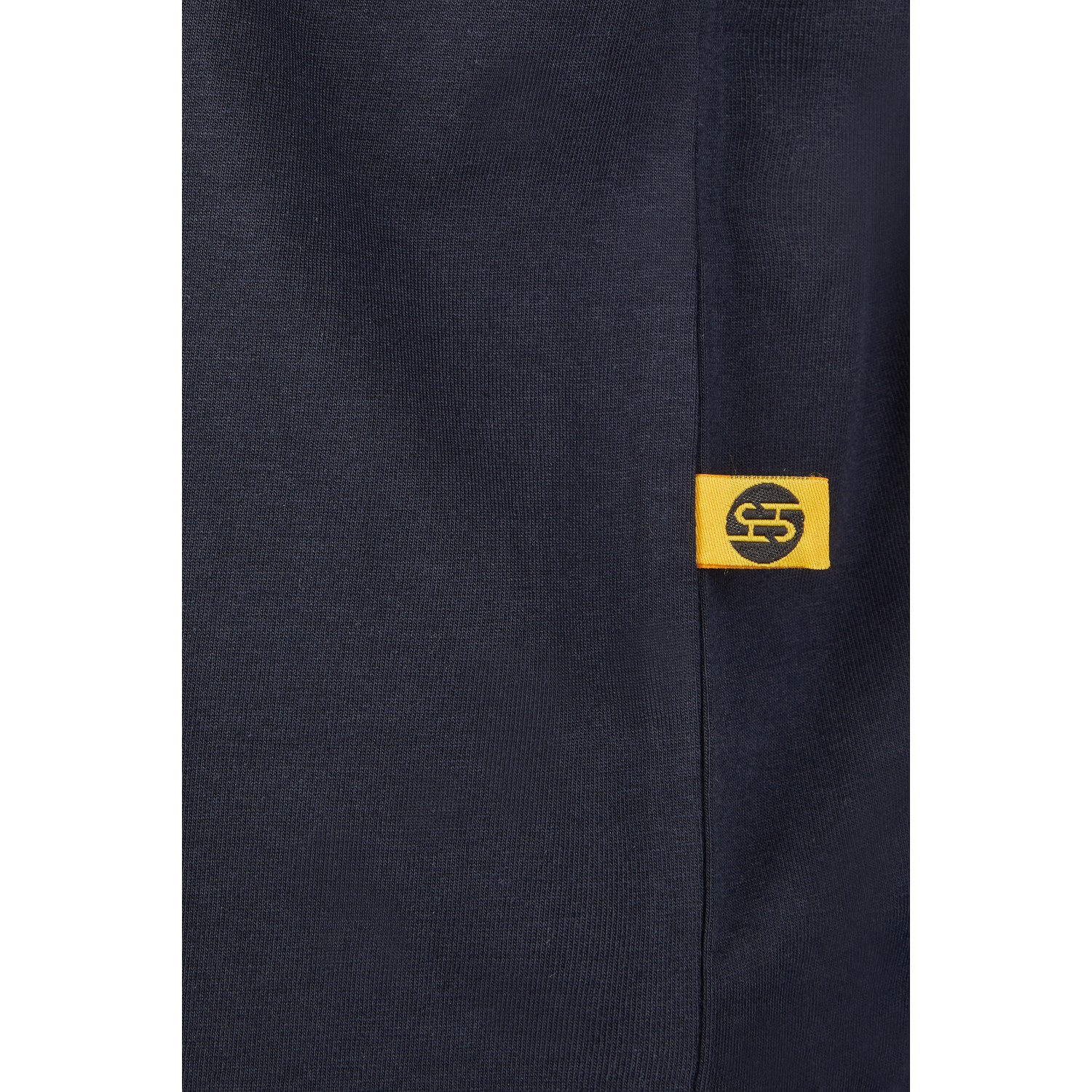 Detailaufnahme: Marineblaues Hans Schäfer Workwear T-Shirt mit Logo.