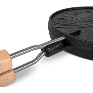 Detailaufnahme: Gusseisen Wende-Waffeleisen mit Holzgriffen für knusprige Waffeln.