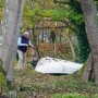 Mann reinigt Boot mit Bosch Akku-Hochdruckreiniger UniversalAquatak 36V-100 im Garten.