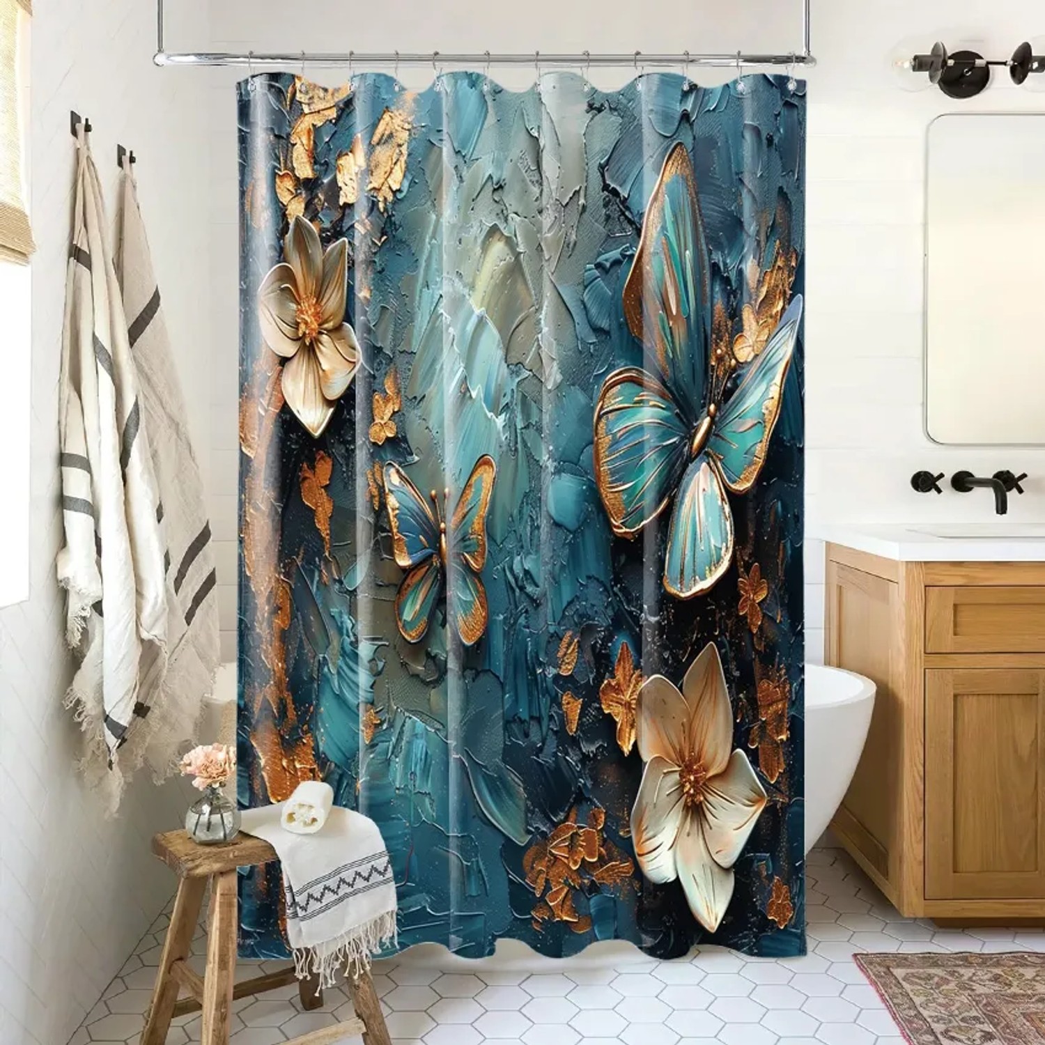 SANILO Duschvorhang Mariposa (180x200 cm) mit blauem Schmetterlings- und Blumenmuster.
