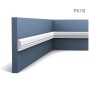 Weiße ORAC DECOR PX116 Zierleiste AXXENT an blauer Wand, Detailaufnahme.