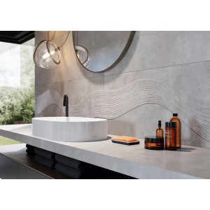 Cersanit Wandfliese Concrete Sea-Grau, matt, 40x120 cm mit Wellenmuster im Badezimmer.