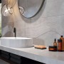 Cersanit Wandfliese Concrete Sea-Grau, matt, 40x120 cm mit Wellenmuster im Badezimmer.
