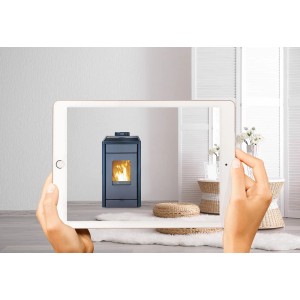 Schwarzer SCHENGER Pelletofen HP07 8kW auf Tablet-Display, moderne Wohnraum-Szene.
