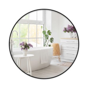 Runder Wandspiegel Bella mit schwarzem Rahmen im Badezimmer, Ø 50 cm.