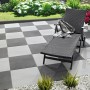 Verlegte, silbergraue Terrassenplatten Almelo 50x50 cm im Schachbrettmuster mit Liege.