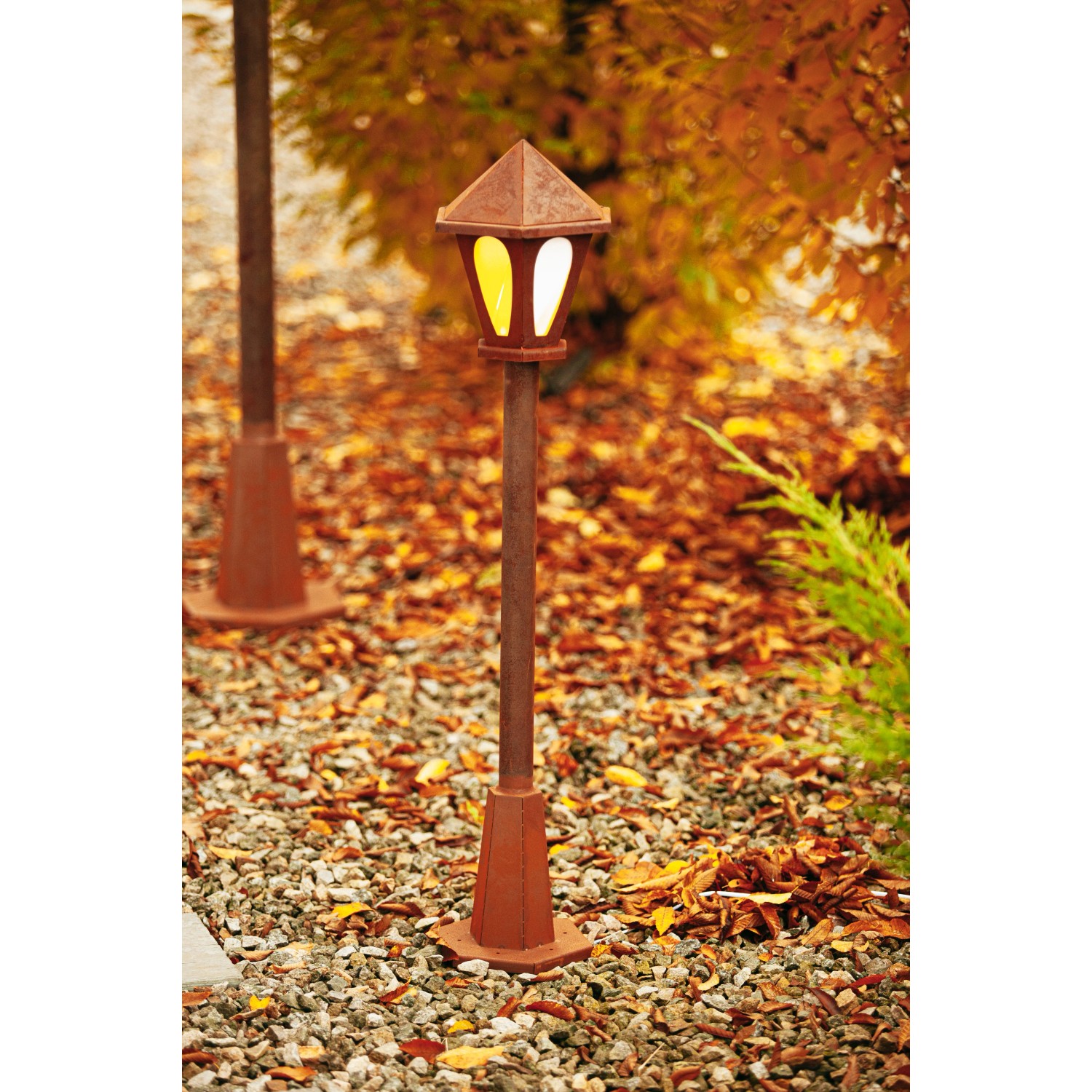 Rostfarbene Ferrum Art Design Laterne, 210 cm, mit Acrylglas für Gartenwege.